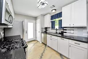 8242 Oak Knoll Ln, Houston, TX 77028 - Photo 11