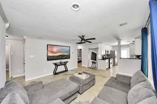8242 Oak Knoll Ln, Houston, TX 77028 - Photo 9