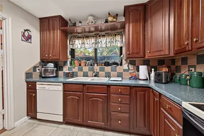 11711 Memorial Drive #239, Houston, TX 77024 - Photo 13