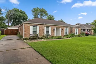 13714 Lynnwood Ln, Sugar Land, TX 77498 - Photo 3