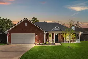 606 Walnut St, Sweeny, TX 77480 - Photo 1