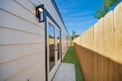 8106 Locksley Street, Houston, TX 77078 - Photo 37
