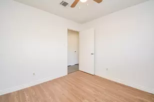 4906 E Orem Dr, Houston, TX 77048 - Photo 3