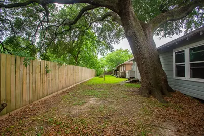 713 W Willis Street, Alvin, TX 77511 - Photo 9