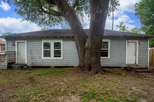 713 W Willis St, Alvin, TX 77511 - Photo 5