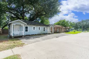 713 W Willis St, Alvin, TX 77511 - Photo 1