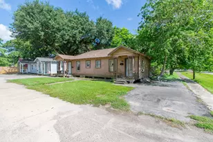 713 W Willis St, Alvin, TX 77511 - Photo 11