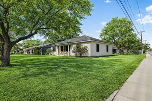 1117 Southampton St, Angleton, TX 77515 - Photo 3