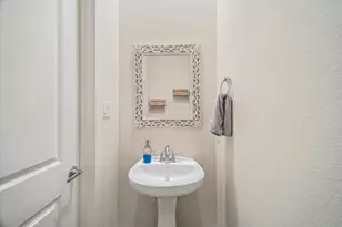 1029 Green Kensington Dr, Houston, TX 77008 - Photo 13