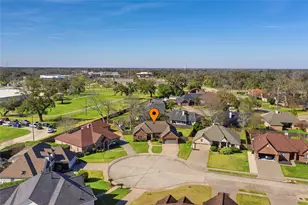 104 Hamilton Ct, Clute, TX 77531 - Photo 3