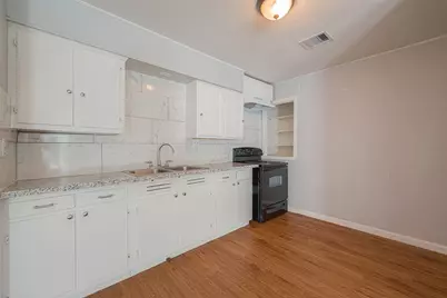 5619 Willow Glen Drive, Houston, TX 77033 - Photo 5
