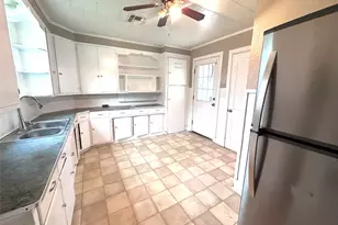 502 E Church St, El Campo, TX 77437 - Photo 5