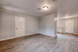 5431 Willow Glen Dr, Houston, TX 77033 - Photo 5