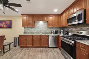 10939 Timberoak Dr, Houston, TX 77043 - Photo 7