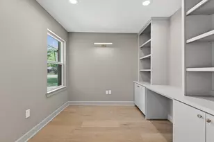 10519 Brinwood Dr, Houston, TX 77043 - Photo 9