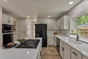 71 Breezy Point Pl, The Woodlands, TX 77381 - Photo 17