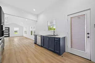 404 E 37th St, Houston, TX 77018 - Photo 13