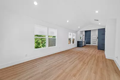 404 E 37th Street, Houston, TX 77018 - Photo 9