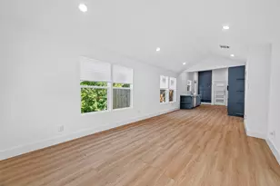 404 E 37th St, Houston, TX 77018 - Photo 9