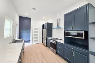 404 E 37th St, Houston, TX 77018 - Photo 3