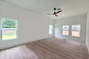 404 E 37th St, Houston, TX 77018 - Photo 5