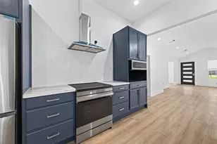 404 E 37th St, Houston, TX 77018 - Photo 15