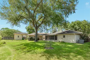 712 Browning St, Angleton, TX 77515 - Photo 9