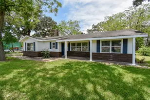 1410 S Columbia Dr, West Columbia, TX 77486 - Photo 1