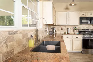 1015 Highland Woods Dr, Highlands, TX 77562 - Photo 11