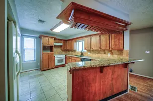 25 Shady Oak Ln, Panorama Village, TX 77304 - Photo 7