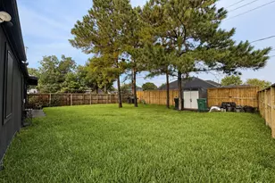 2043 Des Jardines St, Houston, TX 77023 - Photo 3