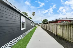 1218 Des Jardines St, Houston, TX 77023 - Photo 31