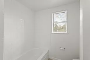 105 W Linney St, Dayton, TX 77535 - Photo 21
