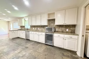 5545 Pagewood Ln, Houston, TX 77056 - Photo 11