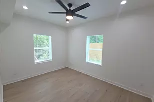8101 Venus St, Houston, TX 77088 - Photo 9