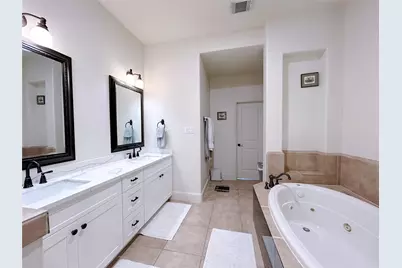 939 Queen Annes Road, Houston, TX 77024 - Photo 37