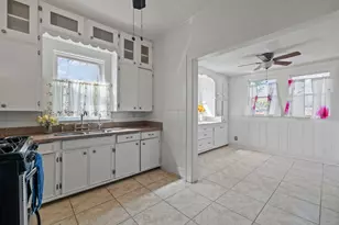 602 W Sealy St, Alvin, TX 77511 - Photo 13