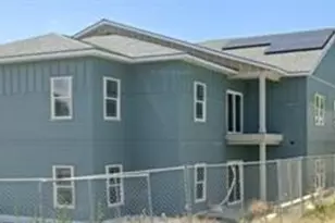 215 NW 11th St, Hermiston, OR 97838 - Photo 3