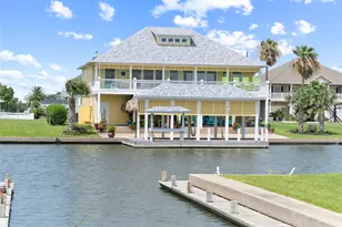 1100 Fountain View Dr, Crystal Beach, TX 77650 - Photo 1