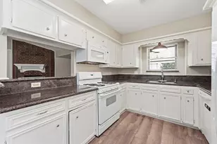 602 Briarclift Ln, Baytown, TX 77521 - Photo 9