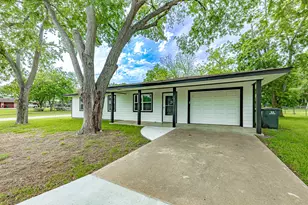 421 W Runk St, Shiner, TX 77984 - Photo 1