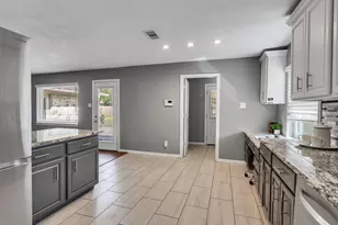 2818 Frostwood Cir, Dickinson, TX 77539 - Photo 7