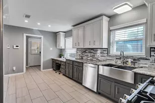 2818 Frostwood Cir, Dickinson, TX 77539 - Photo 5