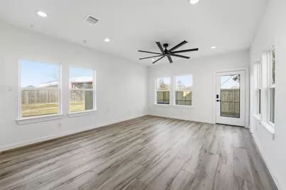 530 N 4th Street, La Porte, TX 77571 - Photo 11