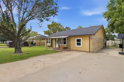 5106 3rd Street, Danbury, TX 77534 - Photo 3