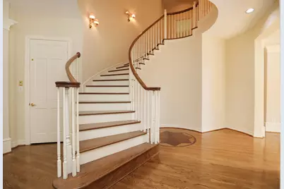 106 N Wynden Estates Court, Houston, TX 77056 - Photo 23