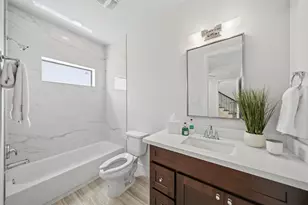 1022 Green Kensington Dr, Houston, TX 77008 - Photo 9