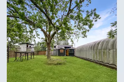 613 E Wilkins Street, Angleton, TX 77515 - Photo 9