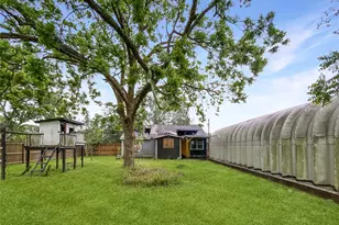 613 E Wilkins St, Angleton, TX 77515 - Photo 9