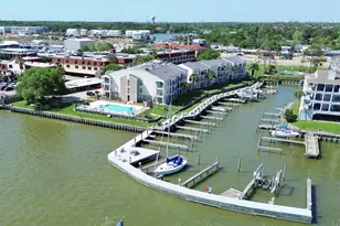 205 Yacht Club Ln, Seabrook, TX 77586 - Photo 3